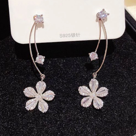 NEW 925 Sterling Silver Diamond Flower Earrings - Picture 3 of 6
